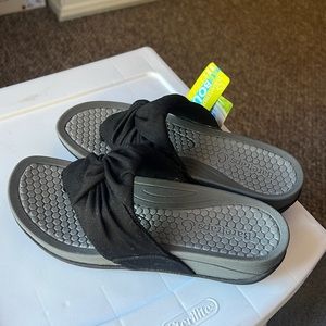 NWT✨ Womens Baretraps Black Gray Sandals Flip Flops size 7